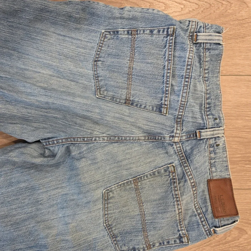 LL Bean Classic Fit Mens Jeans 33x32 Light Wash Blue Denim Straight Distressed